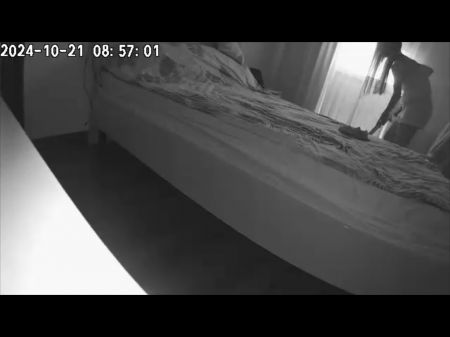 una cámara y filmó el engaño de su esposo y ama de llaves. Video real 