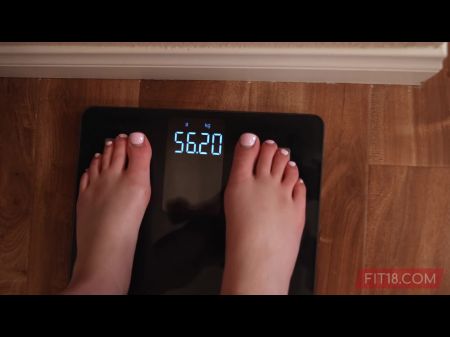 Celestina blüht Blue Eye Snow White Beauty in feuer roten Bodysuit 