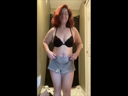 Ellie versucht neue Kleidung 