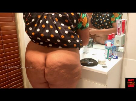 Sensuously Teasing With Bare Culo While Applying Facial Mask