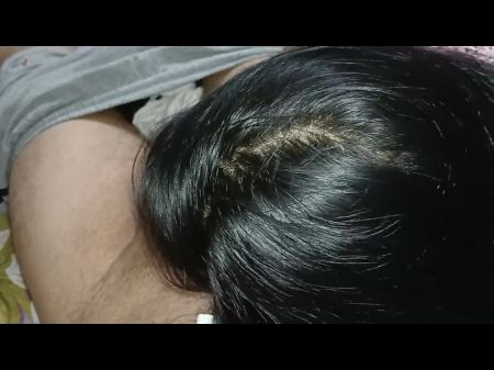 继母手淫她的继子的鸡巴，让他感到很幸运