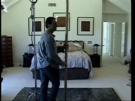 Dude lame el coño de las morenas mientras lo absorben una rubia en la cama 