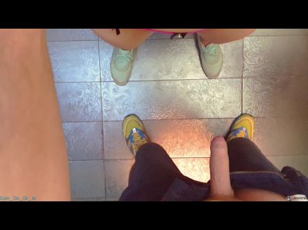 Stiefbruder und Stiefschwester helfen sich gegenseitig, auf Höschen abzuspritzen 