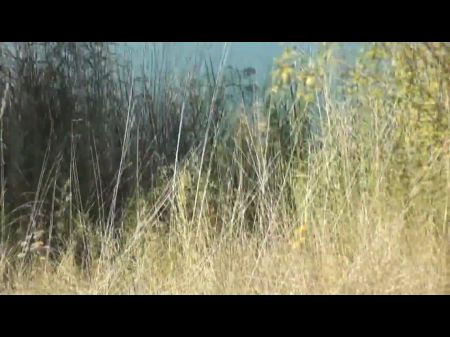 En el pervertido de la playa salvaje vio una hermosa sexy rubia que tomaba el sol desnuda. El hombre sacó la polla, la masturbación y la corrida. exhibicionista. POV 