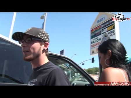 Panja latina de cabello negro con pequeñas tetas naturales recogidas en la calle 