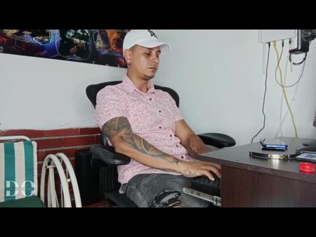 我的性感秘书想要加薪，我的公鸡和猫必须协商它