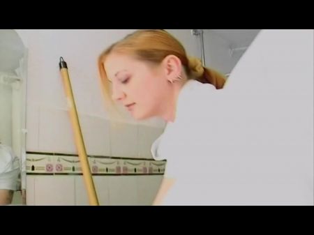 Uma linda garota alemã deixa sua buceta raspada e fodida por uma BBC 