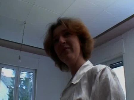 她可能很寂寞，但她知道如何服装男人