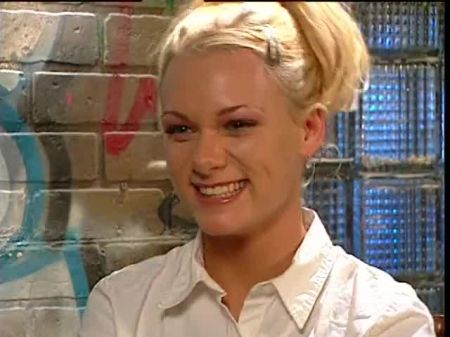 Der lustvolle Fotograf hat vorgeschlagen, einige interessante Bilder von dem süßen Babe auf Harley Davidson zu machen 