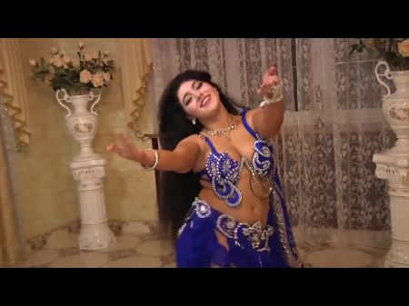 Aziza, un bailarín tetona del vientre 