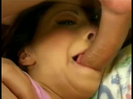 فاتنة المشاغبين في الحلق العميق الوردي المثير ويأخذ ديك صديقها الكثيف 