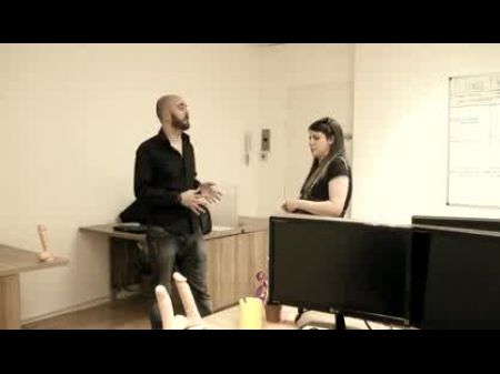 我们在万圣节找到了她，结果她被操了 