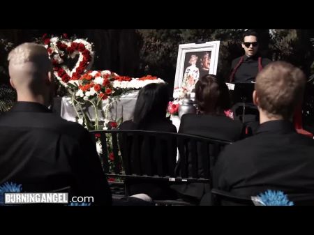 Ella seduce a un dilf para follarla durante un funeral 