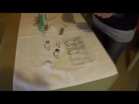 蓝色缎面比基尼的女孩被性交