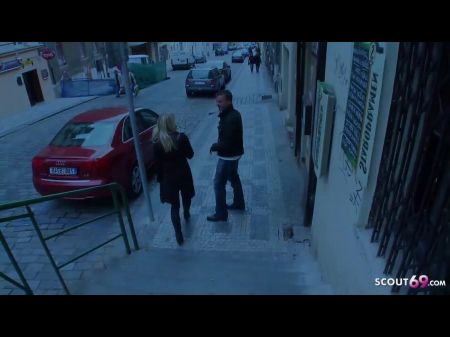 Süßes College-mädchen Für Harten Fick Im öffentlichen Flur Abgeholt 