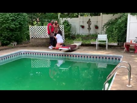Schlampe Frau lutscht BBC am Pool 