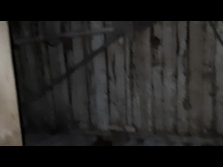 Nach Einem Spaziergang Werden Zwei Fremde Dorfmädchen Mit Dirty Talk In Der Scheune Heiß Gefickt. Lesbenbonbons 