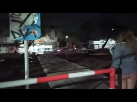 在公共场合做爱，警察抓到我们滴精液，偷窥狂看着我们在街上做爱