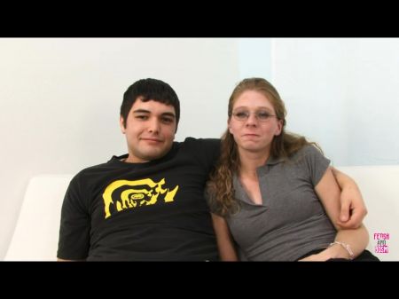 Heiße brünette Freundin wird von einem anderen Mann vor ihrem Freund gefickt 