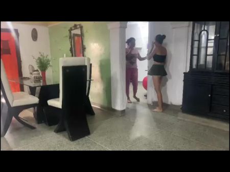 divido apartamento com outra garota que é muito sensual e ainda está com ela 