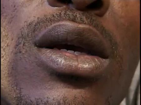 MILF negra con un gran trasero recibe golpes en el culo después de mamar una polla 