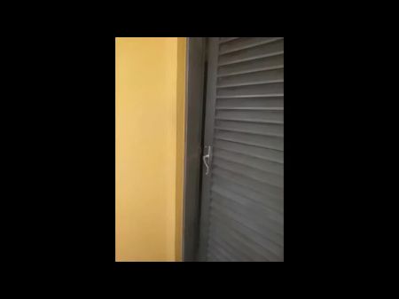 邻居家，发现她在神园的浴室里自慰，听着她的呻吟声，结果多好吃啊 