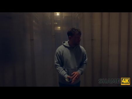 捷克老板克里斯蒂娜·桑特斯在工作中与陌生人享受狂野性爱老板