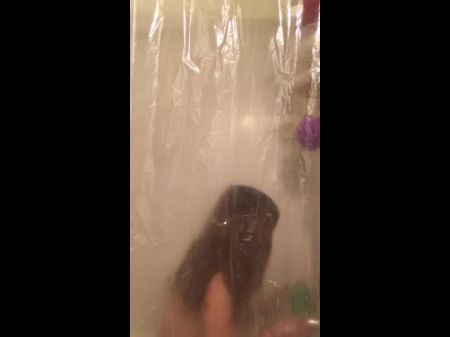 Tess duscht ihren weichen Körper, heiße Neckerei 