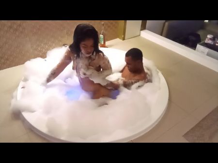 esta chamita le doy tan rico que ya no aguanta sus piernas y se desploma enlechadita le encanta que se la heche dentro 