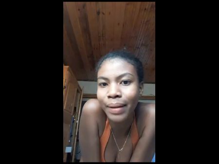 Mädchen spielt mit Stift in ihrer Katze 