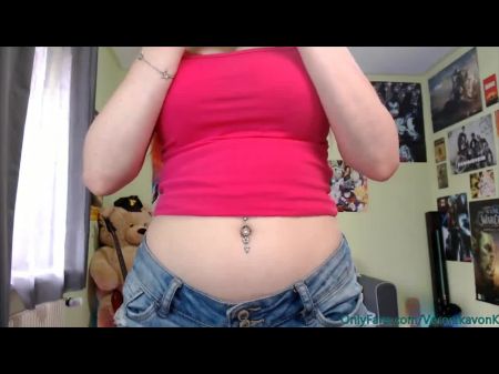 Der vollbusige rothaarige Engel hat ein großes Dekolleté 