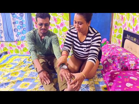 性感的瑜伽班老师在做瑜伽时被她的学生操了。 