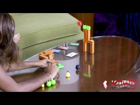 Se Quita La Ropa Mientras Chrissy Y Tiana Juegan La Versión Traviesa De Un Juego 