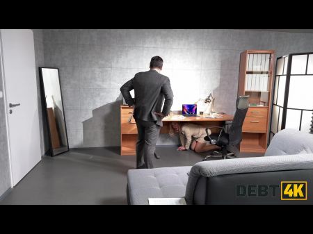 曲线优美的小妞搞砸了她的钱，并用她的乳房和阴部解决了这个问题 