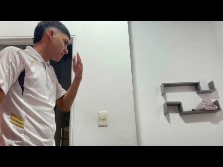 أختي الجميلة تلمس نفسها في الغرفة، وهي ساخنة جدًا في الداخل لمساعدتها. 