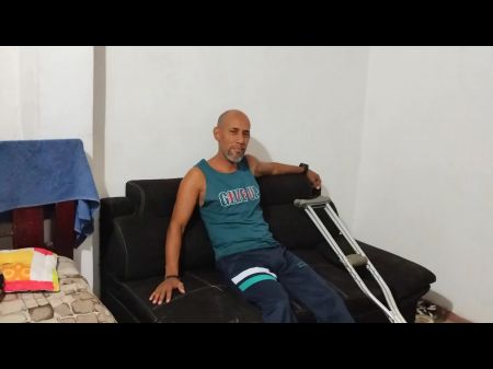 Geile Krankenschwester verführt schließlich ihre Patientin, um sie mit ihrem großen Schwanz zu ficken. Spanischer Porno 