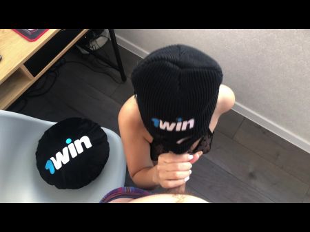 linda chamou a atenção do namorado e ele deu o pau como recompensa ela chupou e fodeu ele por cima gozando na bunda grande 