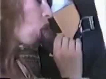 Weiße Schlampe liebt es, die Muschi eines schwarzen, geilen Kerls zu pumpen 