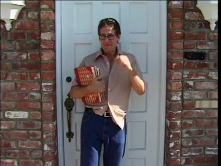 年长的男人向年轻的红发桃子求婚，她回应了他的感情