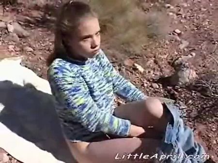 Die sexy kleine April spielt bekleidet mit ihrer jungen Muschi 