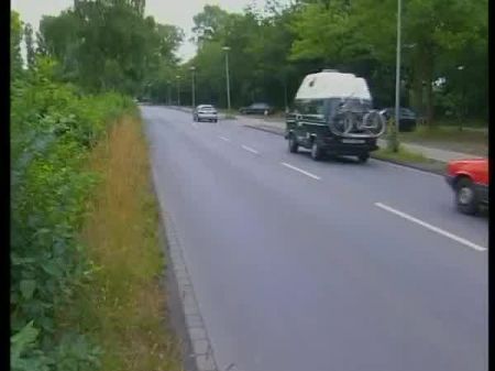 Deutsche Straßenhure heimlich in Duisburg im 80er-Jahre-Retro gefilmt 