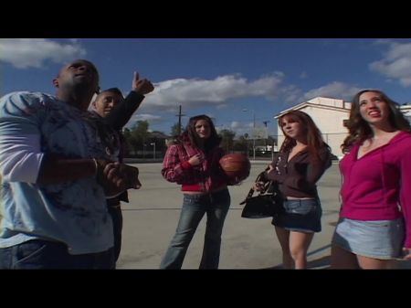 día libre de chicas lleva al baloncesto y al sexo en grupo 