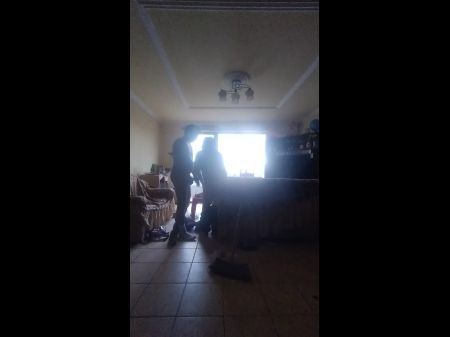hausgemachter Sex im Wohnzimmer mit dem Dienstmädchen 