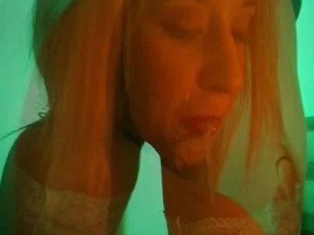 schlanke deutsche Blondine posiert mit ihrem tollen Körper in ihren sexy Strümpfen 