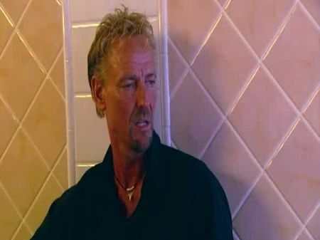 Teenager-Mädchen und alter Mann Sex im Badezimmer 