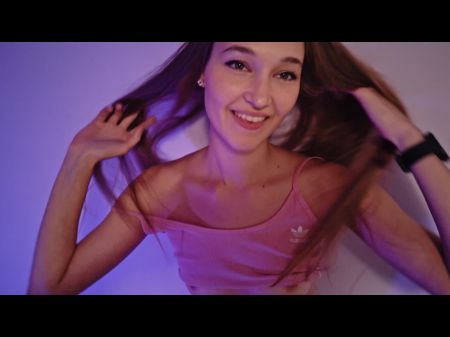 Stiefschwester fragt um Rat, welche Höschen für einen Date-Abend am heißesten sind 