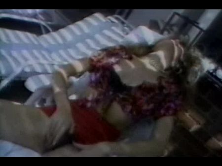 lockiges Babe in High Heels reitet großen Schwanz im Cowgirl 