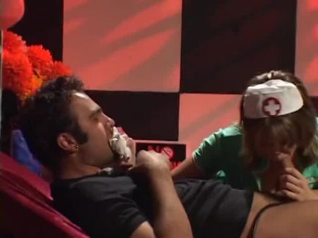 ممرضة فظيعة تمتص ديك المريض بجوع ثم تركب مؤخرته بقوة في السرير. 