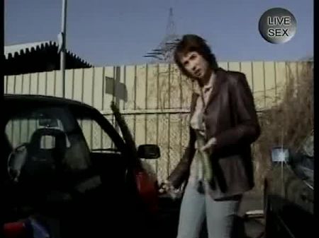 reportero ist ueberrascht, weil sie nur 2 gurken kauft 