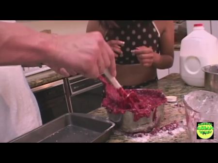 marido de donas de casa asiáticas com seu eixo espalha gatinho molhado na mesa da cozinha 